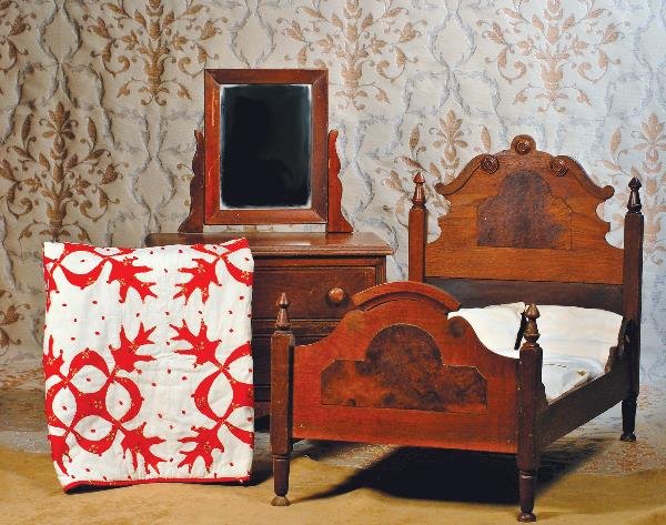 ANTIQUE WOODEN DOLL BED, DRESSER & HAND-APPLIQUE: ANTIQUE WOODEN DOLL BED, DRESSER & HAND-APPLIQUED DOLL QUILT. Bed 26" L. x 20" H. x 15" W.; dresser 23" H. x 15" W. Victorian-style bed, burl walnut decoration of head and foot boards, includes mattre