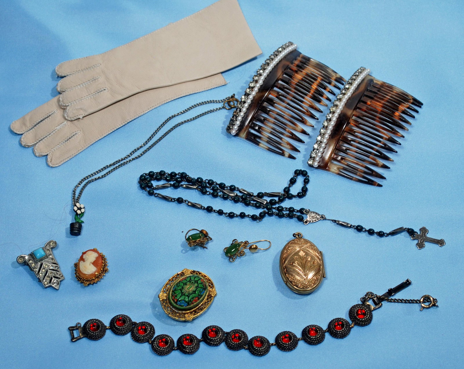 FRENCH TORTOISE SHELL COMBS, PLUS JEWELRY AND GLOVES. (1 of 1)