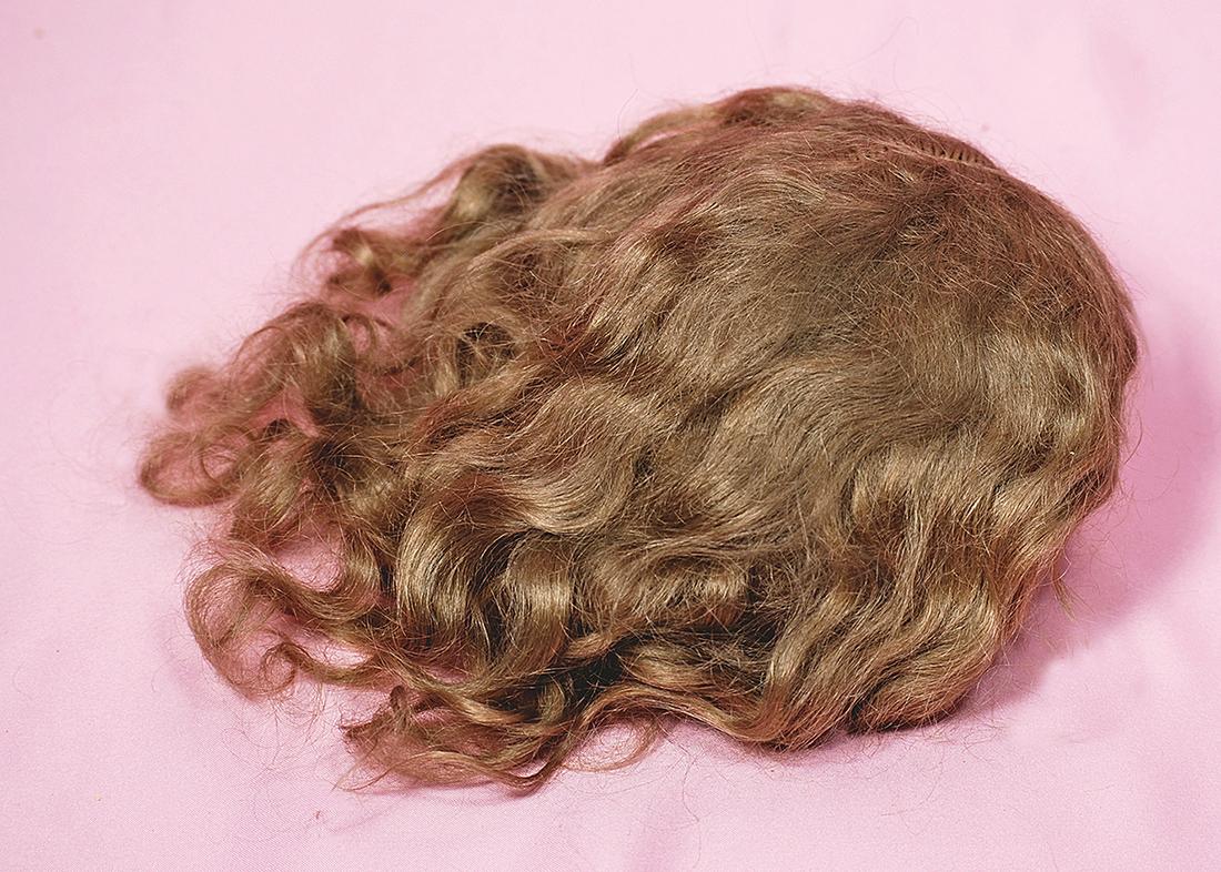 ANTIQUE MOHAIR DOLL WIG. (1 of 1)