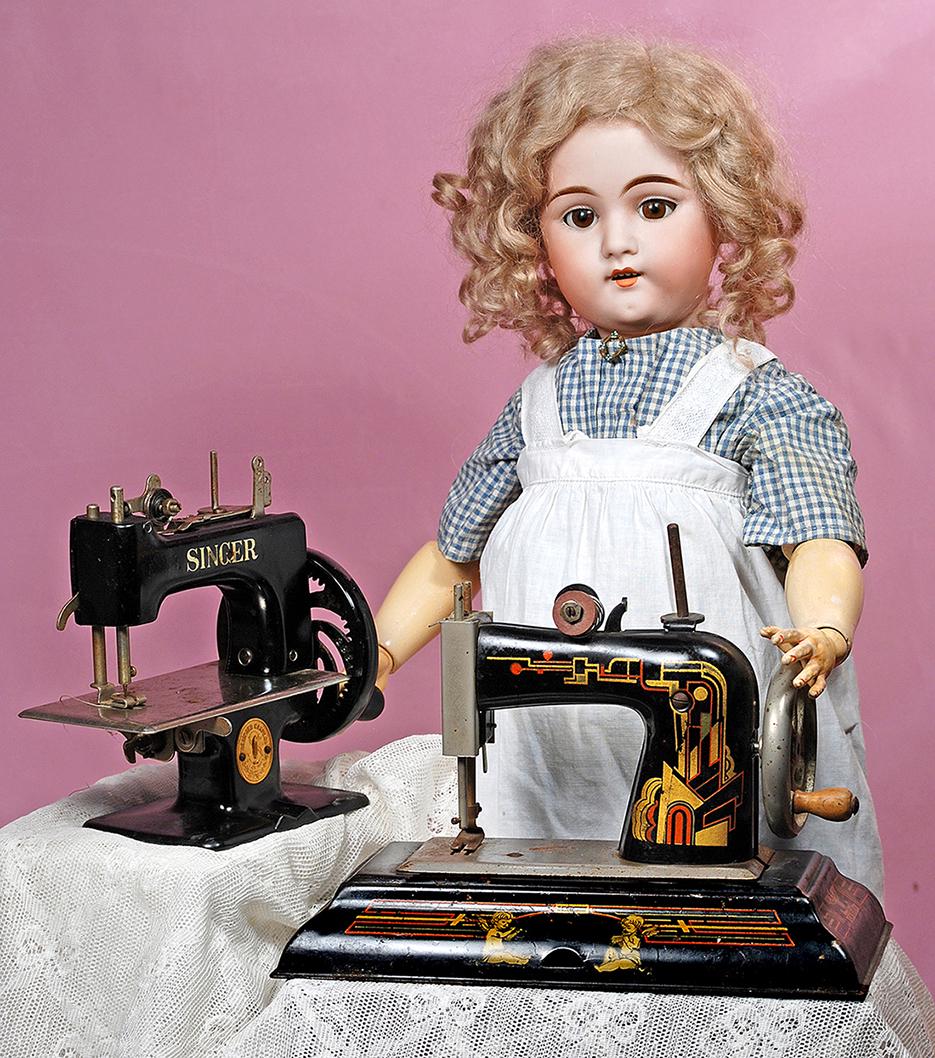 TIN TOY SINGER SEWING MACHINE. (1 of 2)
