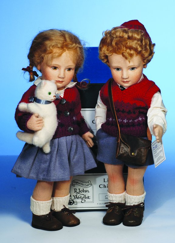 R. JOHN WRIGHT "SCOTT & LISA". 17". All-felt, fu: R. JOHN WRIGHT "SCOTT & LISA". 17". All-felt, fully-jointed, mohair wig, painted features, felt and cotton costume, leather shoes, Scott with leather bag, Lisa holding mohair kitten. Commentary: Serie
