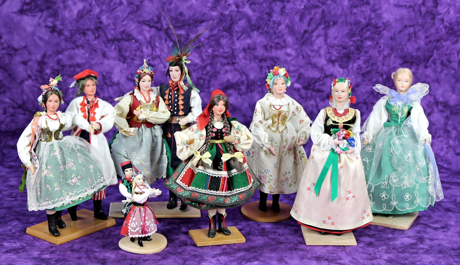 GROUP OF DOLLS IN REGIONAL COSTUME (1 of 1)