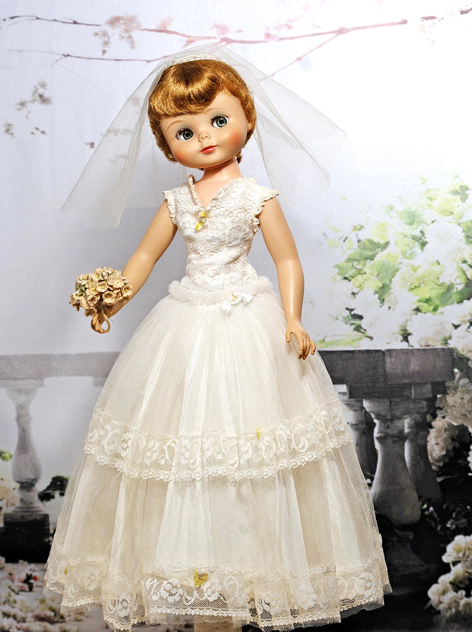 BETSY MC CALL FLIRTY-EYED BRIDE DOLL. (1 of 1)