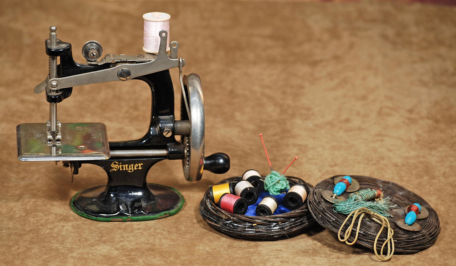 SINGER TOY SEWING MACHINE & SEWING BASKET (1 of 1)