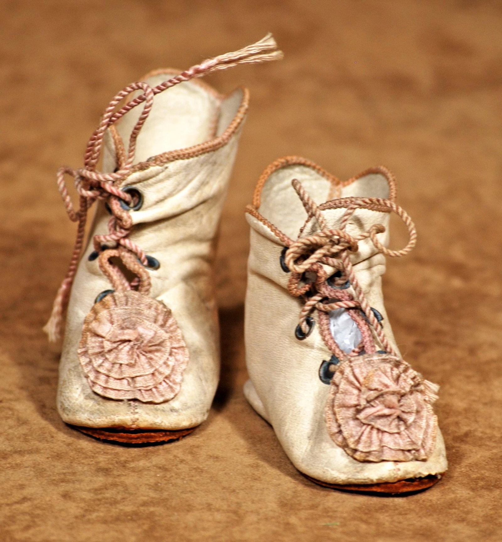 PAIR OF ANTIQUE WHITE LEATHER DOLL BOOTS (1 of 1)