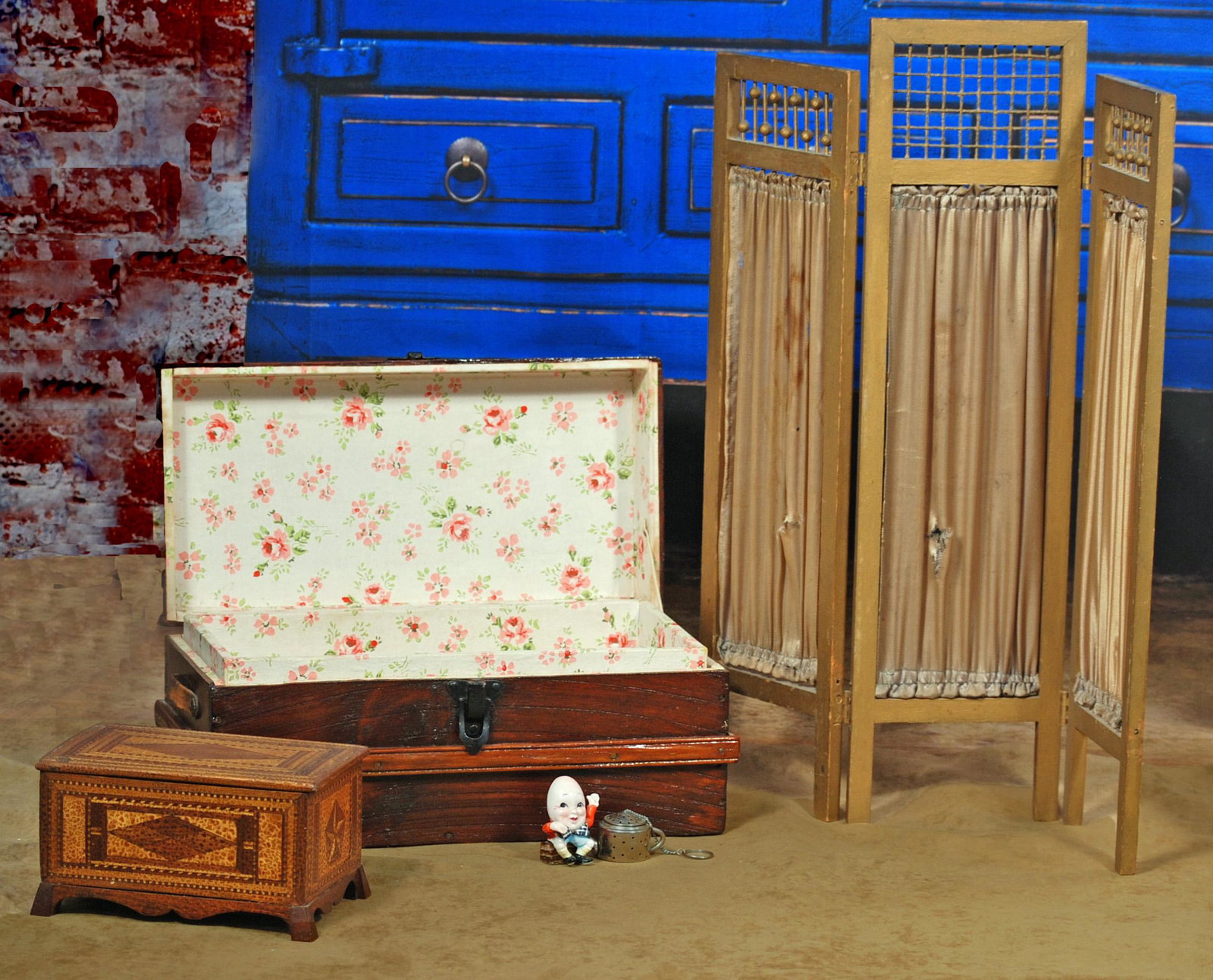 242.   DOLL FOLDING SCREEN, BLANKET CHEST AND TRUNK. (1 of 1)