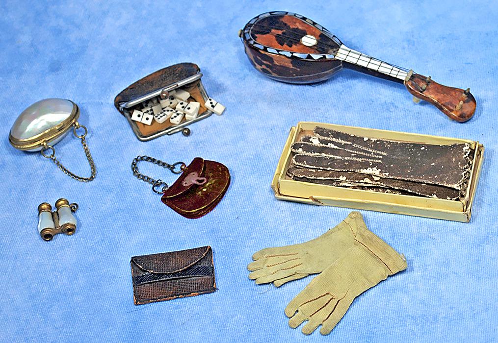 MINIATURE ACCESSORY ITEMS FOR POUPEE (1 of 1)