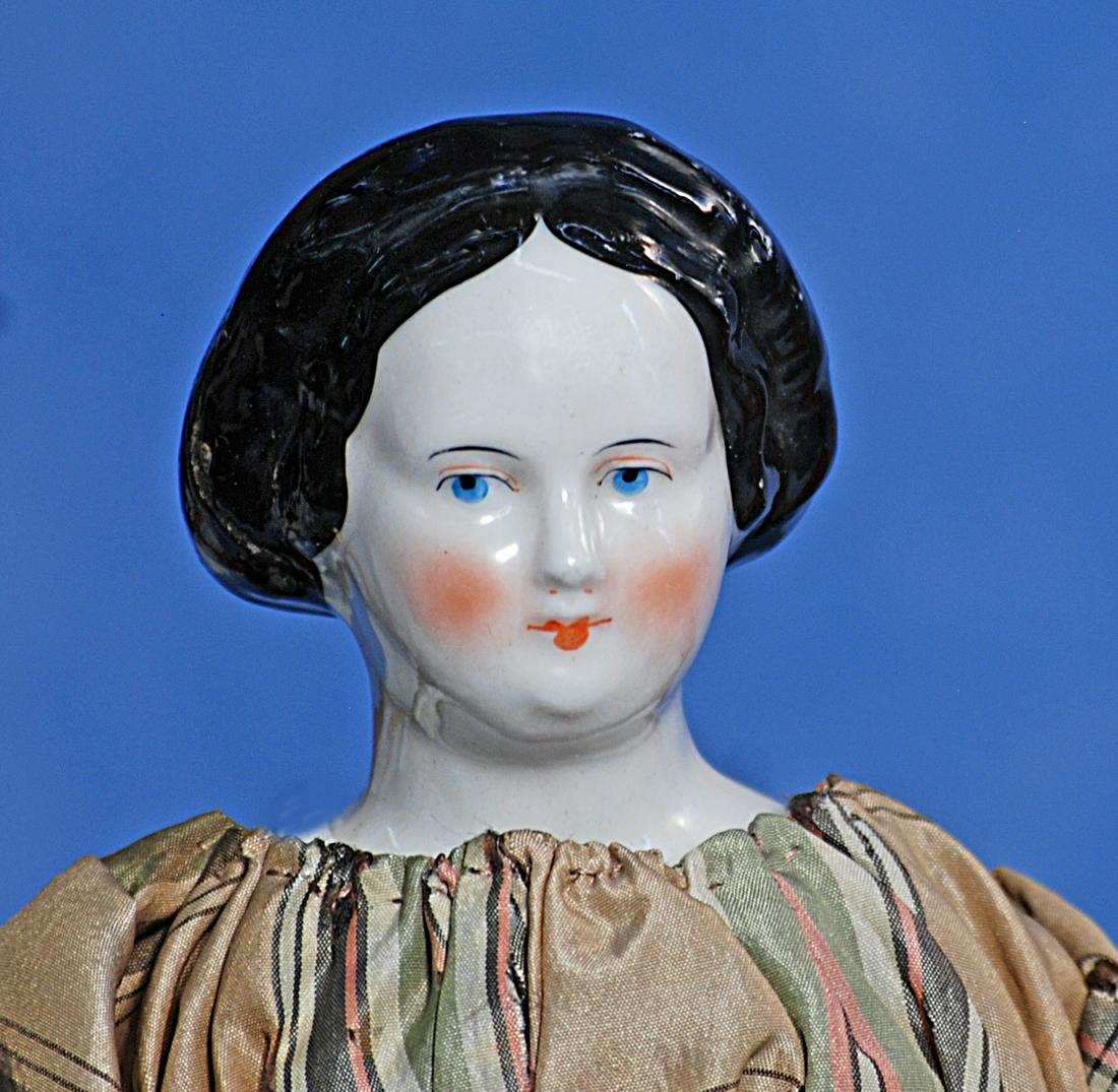 GERMAN PORCELAIN LADY “JENNY LIND” WITH TRUNK (1 of 4)
