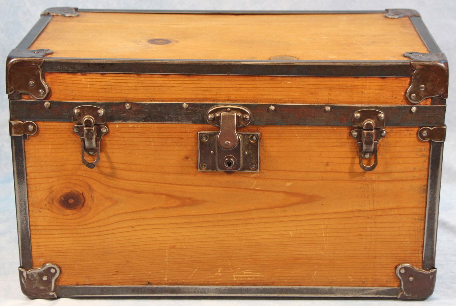 FINE ANTIQUE DOLL TRUNK (1 of 3)