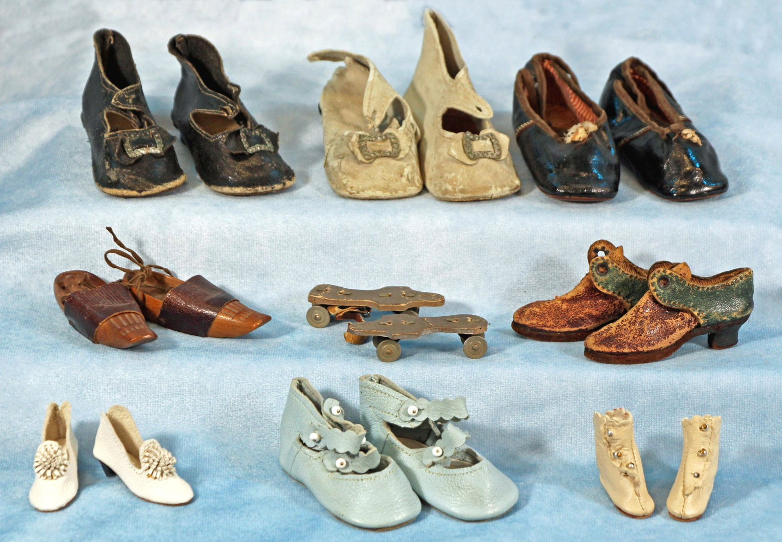 NINE PAIRS OF SHOES OF VARIOUS SIZES: NINE PAIRS OF SHOES OF VARIOUS SIZES. Lot includes six pairs of vintage/antique shoes, mostly leather or leatherette material, ranging in size from 3 1/4" (brown and green with heels) to 4 1/4" (black