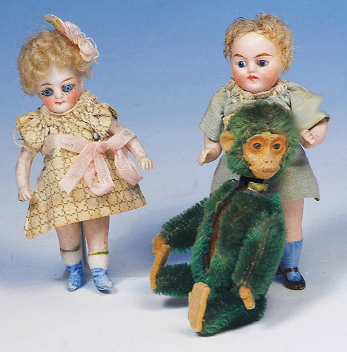 MINIATURE SHUCO EMERALD GREEN, LIPSTICKCOMPACT MO: 3 ½". Vivid green mohair fur over patented metal form, molded face, swivel head, metal eyes, felt hands and feet, head lifts off and tummy opens to a pink-lined compact compartment below metal lipsti