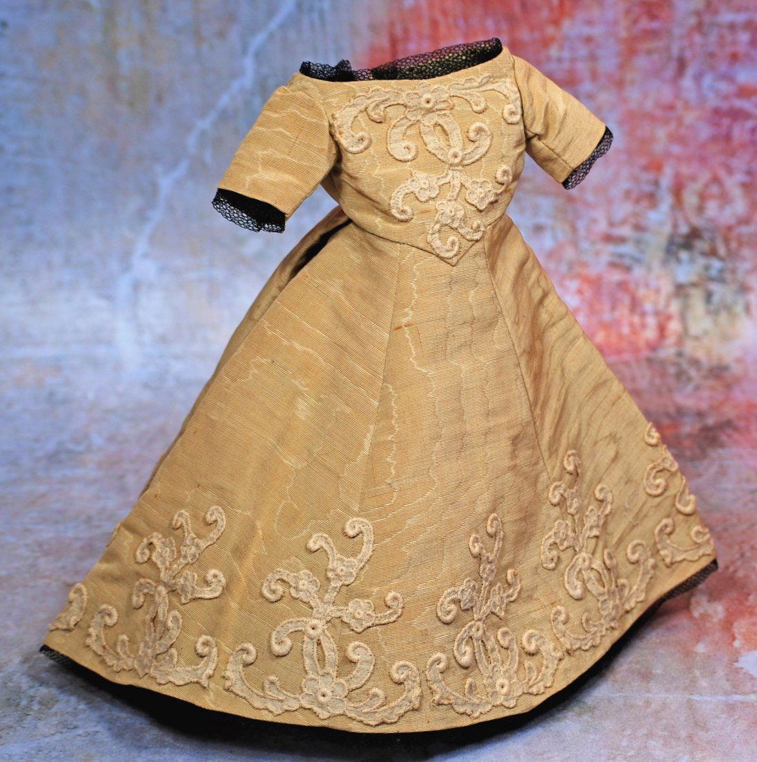 GOLD SILK GOWN FOR POUPEE (1 of 1)