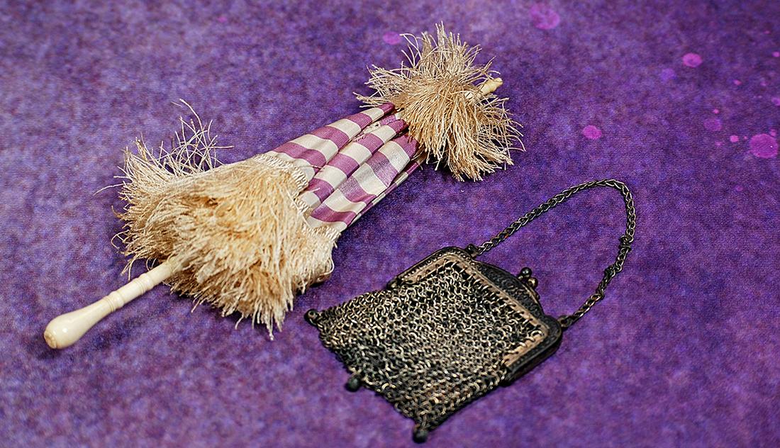 DOLL’S BONE-HANDLED SILK PARASOL AND PURSE. 8” parasol with carved bone handle and: DOLL’S BONE-HANDLED SILK PARASOL AND PURSE. 8” parasol with carved bone handle and finial, lavender and ivory silk covers with deep thick ivory fringe trim, metal fittings; plus three-inch
