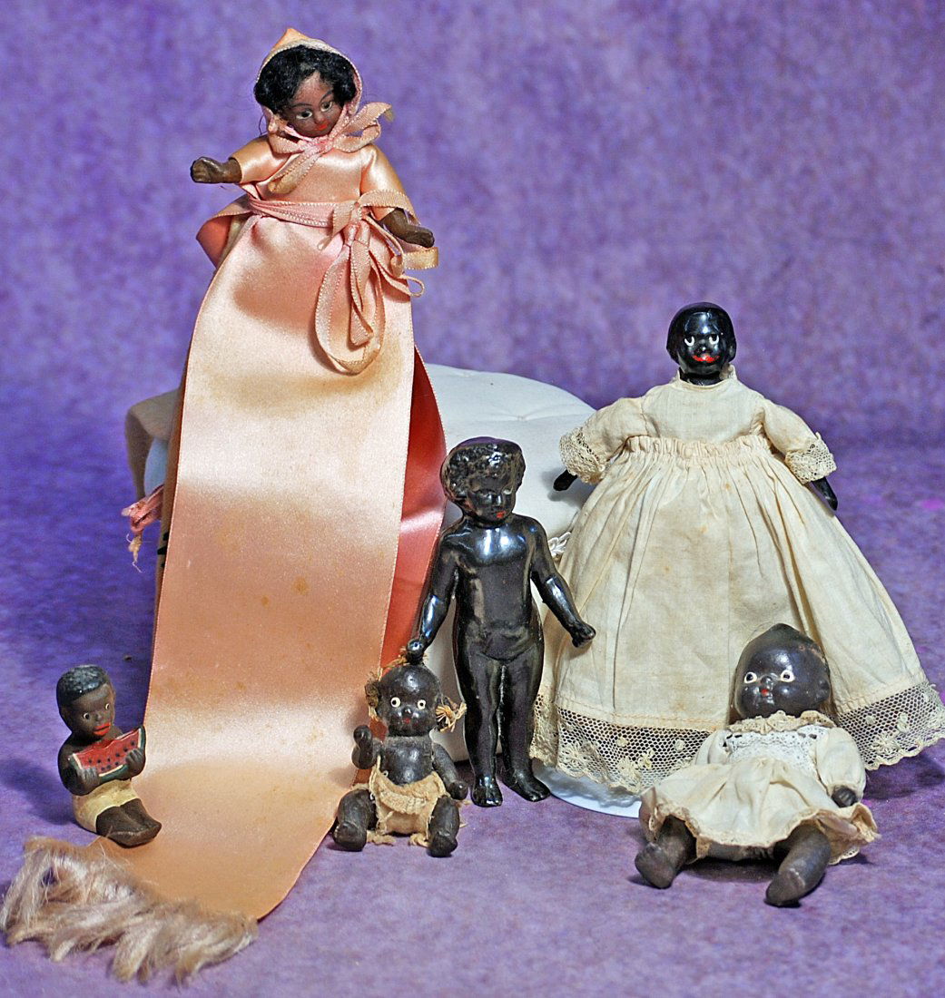 GROUP OF MINIATURE BLACK DOLLS. (1 of 1)