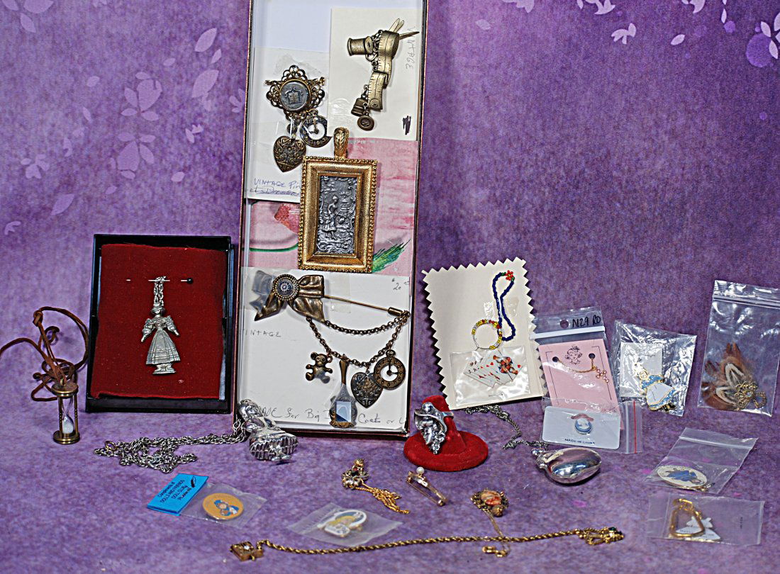COLLECTION OF DOLL JEWELRY. (1 of 1)