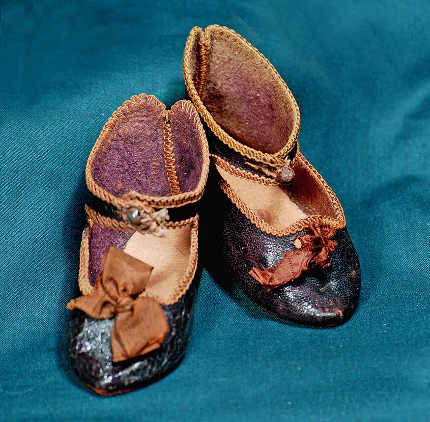 PAIR OF ORIGINAL BEBE JUMEAU DOLL SHOES.  2 ¼”.  Marks: 8 Paris Bee symbol, Depose.  Dark (1 of 1)
