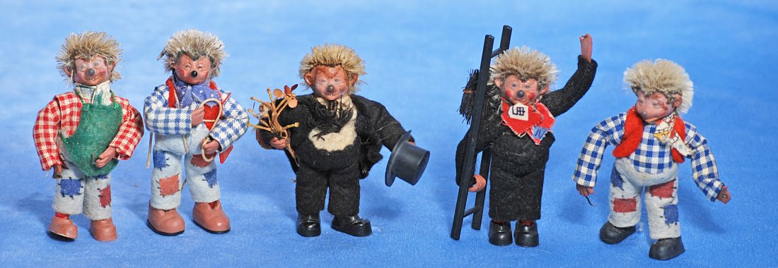 SET OF FIVE MINIATURE STEIFF HEDGEHOG FIGURES (1 of 1)
