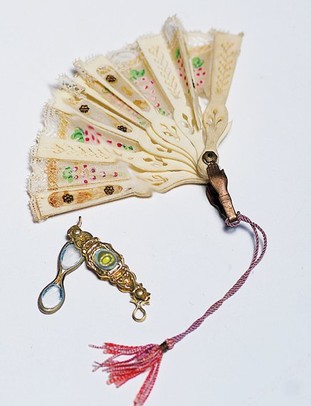 GILT ORMULU LORGNETTE & IVORY FAN FOR FRENCH POUP: GILT ORMULU LORGNETTE & IVORY FAN FOR FRENCH POUPEE. Glasses 1 ¼”, stem 1 ¾”. Ornately designed gilt ormolu handle with turquoise enamel inset stone, hinged gold-framed glasses which fold inside