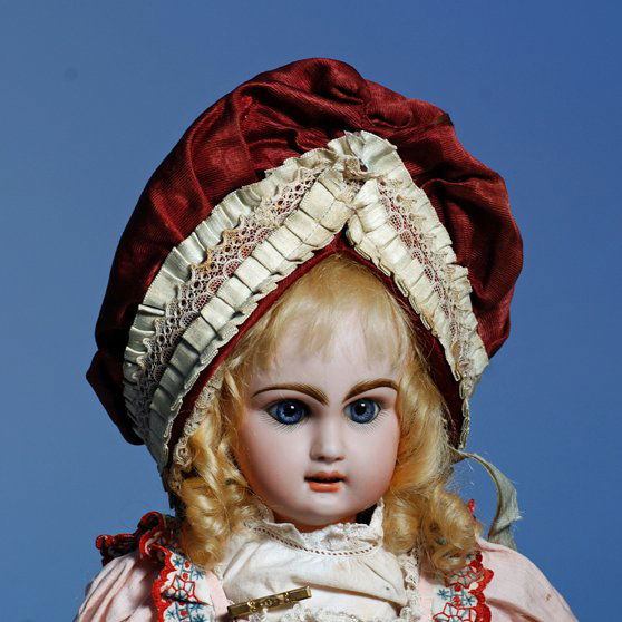 VERY BEAUTIFUL BLUE-EYED JUMEAU BEBE WITH TRUNK: VERY BEAUTIFUL BLUE-EYED JUMEAU BEBE WITH TRUNK & TREASURES. Marks: Depose Tete Jumeau. 16”. Bisque socket head, blue paperweight eyes, painted lashes, eyeliner, feathered and brushstroked brows, pi