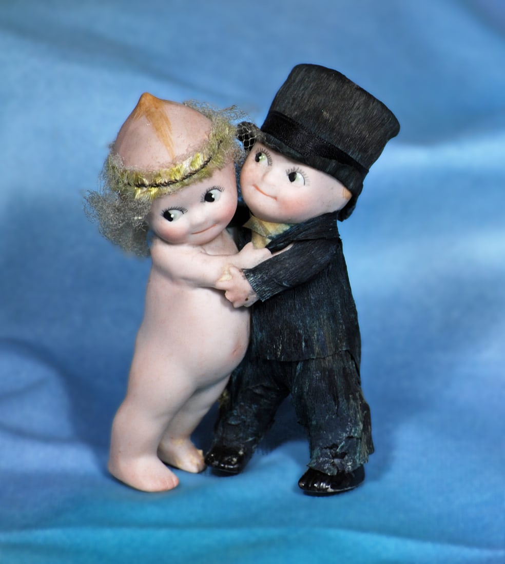 GERMAN BISQUE KEWPIE BRIDE AND GROOM HUGGERS.  4”.  All-bisque one-piece Kewpies in hugging (1 of 1)