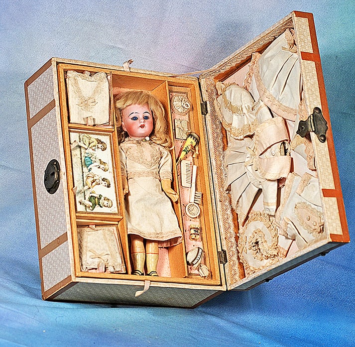 SIMON AND HALBIG WALKING CHILD, 1079, IN PRESENTATION TRUNK FOR THE FRENCH MARKET. 10 ½”: SIMON AND HALBIG WALKING CHILD, 1079, IN PRESENTATION TRUNK FOR THE FRENCH MARKET. 10 ½” x 7 ½” x 4”. Marks:1079 Simon & Halbig Dep. Bisque socket head, blue glass sleep ey