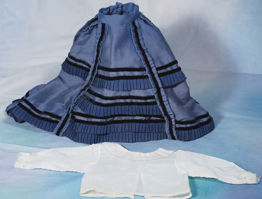 ANTIQUE SKIRT AND BLOUSE FOR FASHION DOLL.  White cotton blouse with collar and cuffs edged in blue (1 of 1)