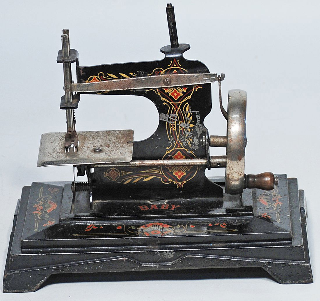 GERMAN CAST METAL CHILD'S SEWING MACHINE (1 of 1)