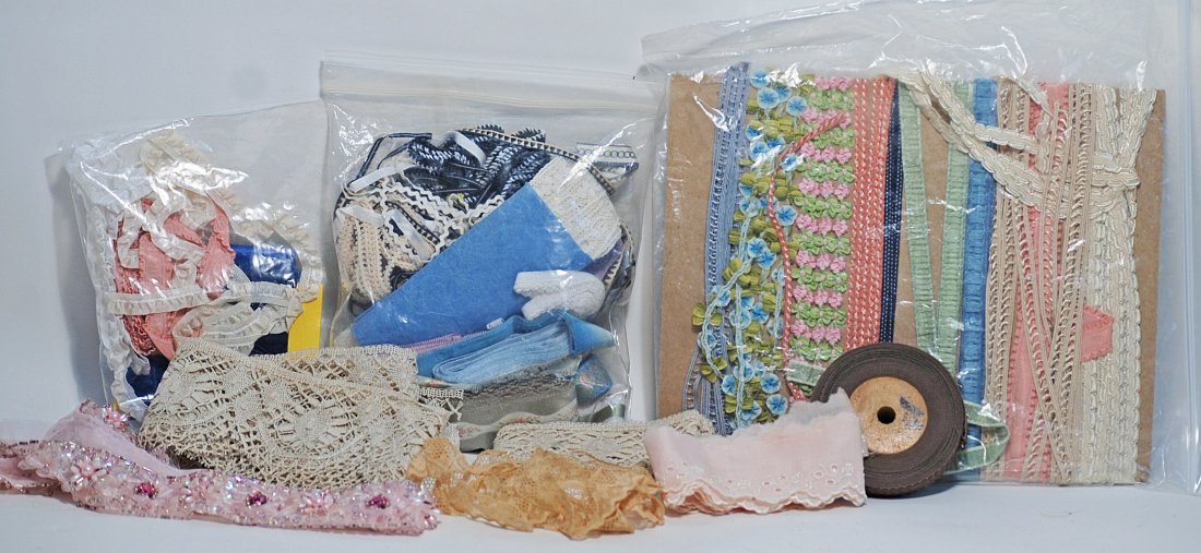 ASSORTED TRIMS AND LACES FOR DOLL COSTUMING.: 55. ASSORTED TRIMS AND LACES FOR DOLL COSTUMING. Assortment of ribbons, trims, and laces as illustrated. Estimate: $40/80