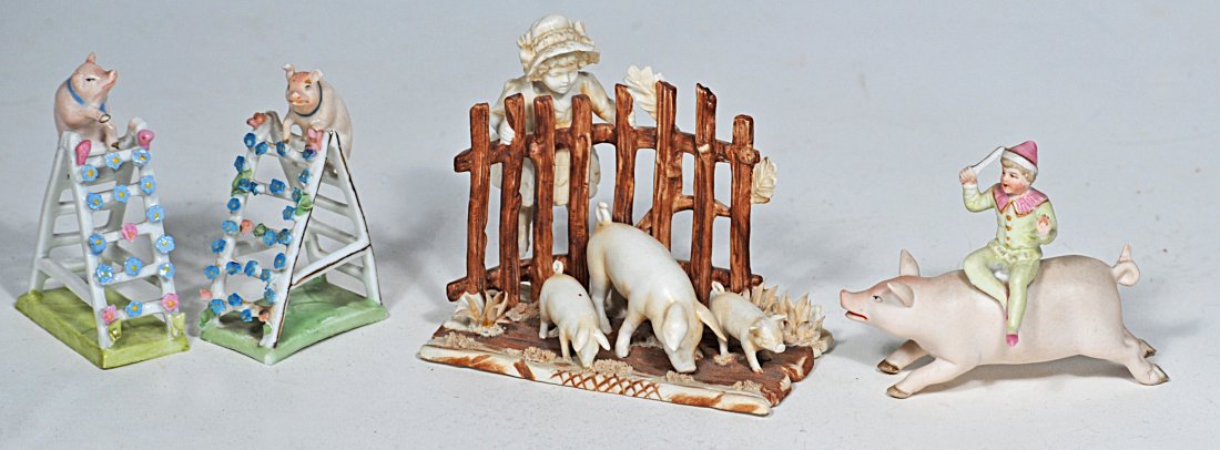 THREE PORCELAN PIGLET FIGURINES. (1 of 1)