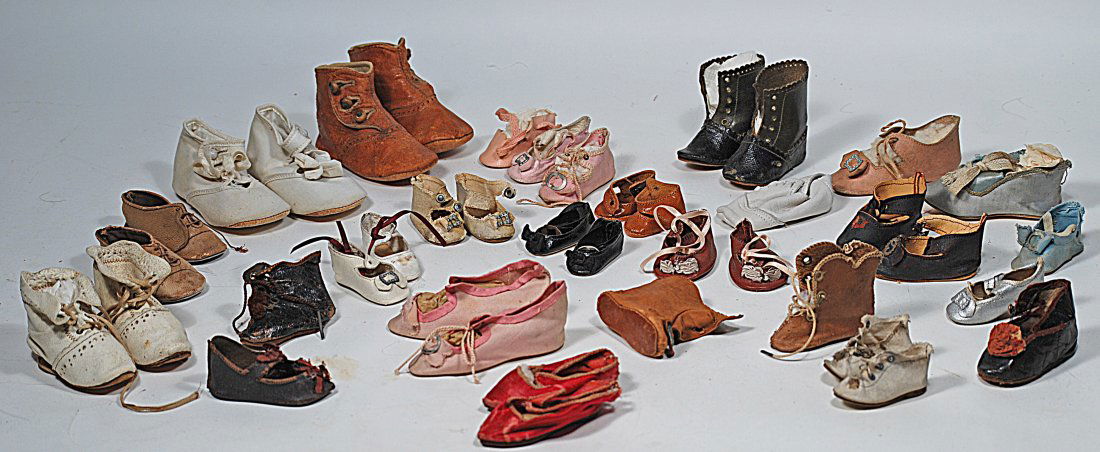 ASSORTMENT OF DOLL SHOES. (1 of 1)
