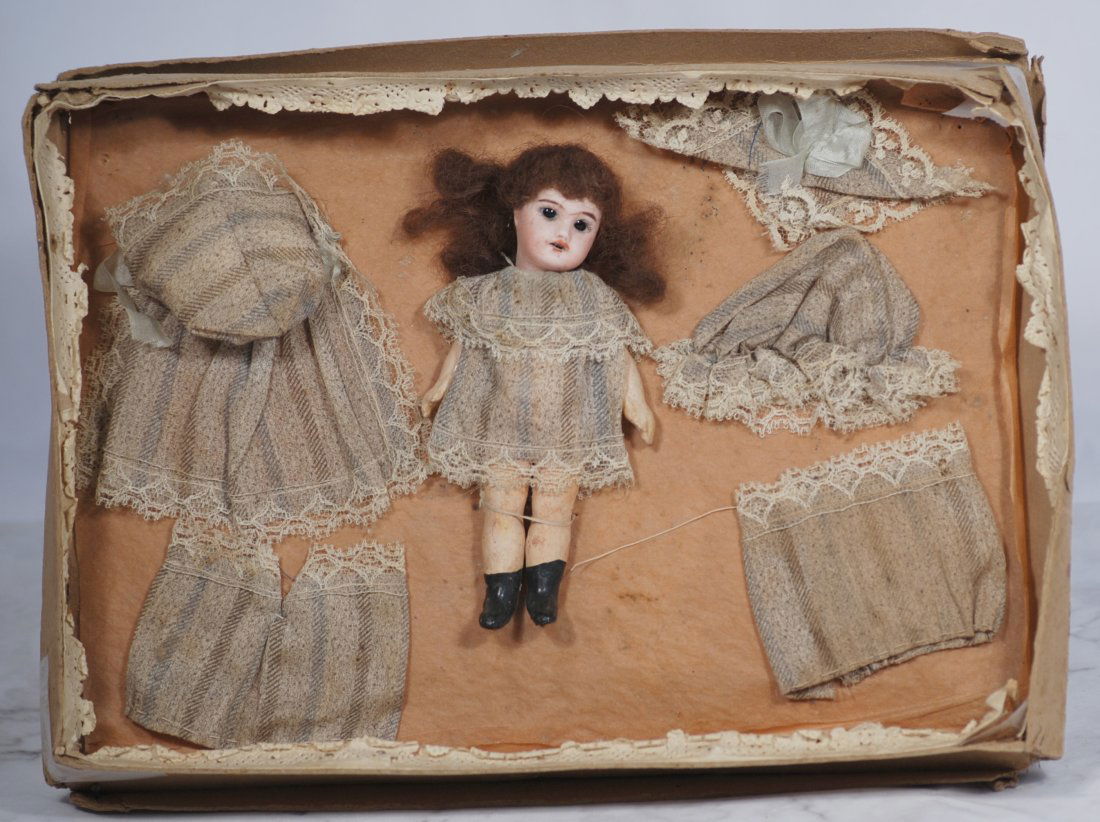TINY S.F.B.J. FRENCH BISQUE DOLL IN PRESENTATION BOX. (1 of 1)