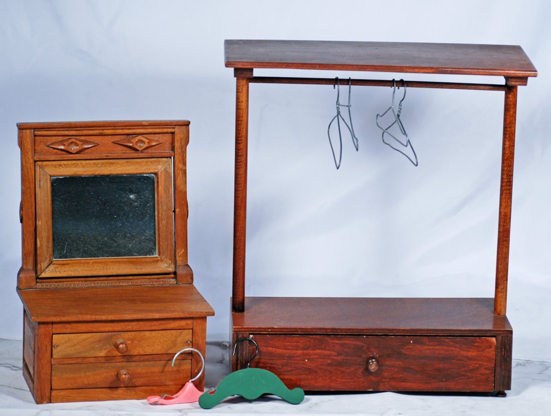 DOLL DRESSER AND CLOSET RACK. (1 of 1)