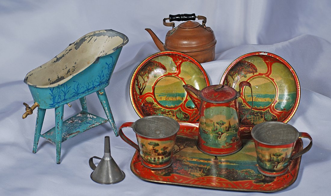 LITHOGRAPED TIN TOY TEA SET, BATH TUB, AND KITCHEN ITEMS. (1 of 1)