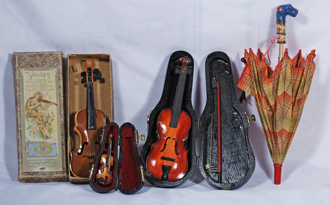 PARASOL WITH DOG’S HEAD FIGURAL HAND GRIP AND  THREE TOY VIOLINS. (1 of 1)