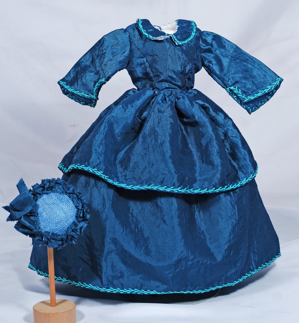 SILK GOWN FOR FRENCH POUPEE (1 of 1)