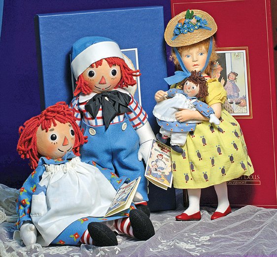 R. JOHN WRIGHT “RAGGEDY ANN & ANDY” MATCHED PAIR.: R. JOHN WRIGHT “RAGGEDY ANN & ANDY” MATCHED PAIR. 17”. All felt with leather-covered button eyes, wool yarn hair, rotating neck joint, bent arms, gusset joints at hips and knees, wearing colorfu