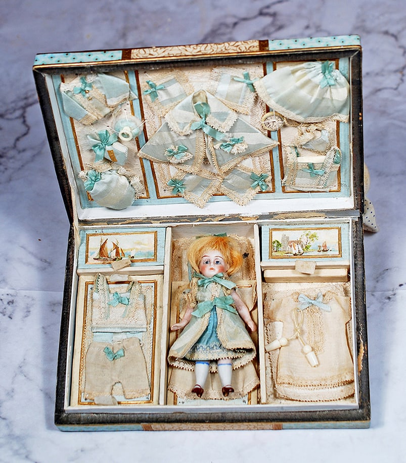 TINY GERMAN BISQUE MIGNONETTE IN PRESENTATION BOX WITH TROUSSEAU (1 of 2)