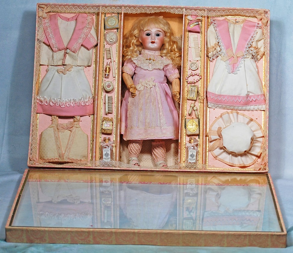 FRENCH BISQUE DOLL IN PRESENTATION BOX WITH TROUSSEAU AND ACCESSORIES (1 of 2)