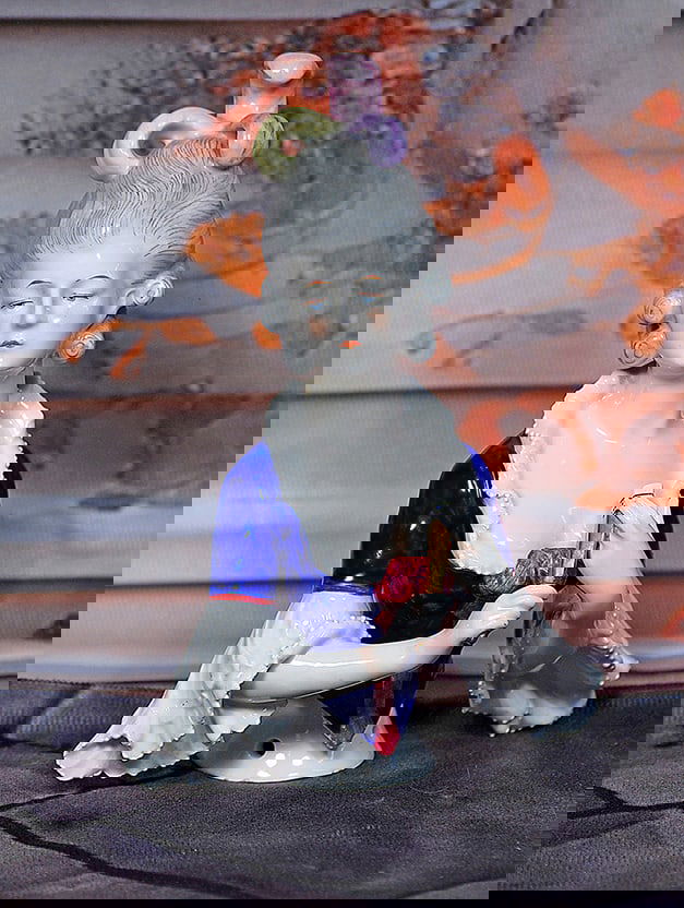 FINE, LARGE GERMAN PORCELAIN HALF DOLL PORTRAYING MARIE ANTOINETTE. (1 of 1)