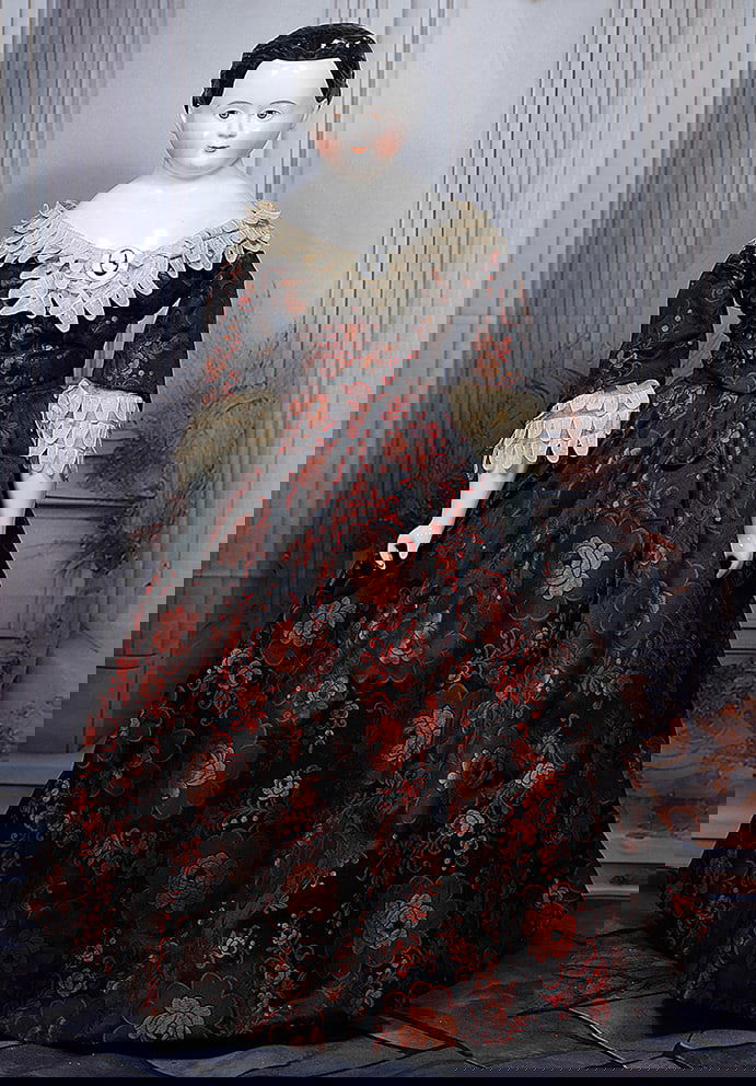 EARLY GERMAN PORCELAIN LADY WITH RARE COIFFURE AND BROWN EYES BY KLOSTER VEILSDORF. (1 of 2)