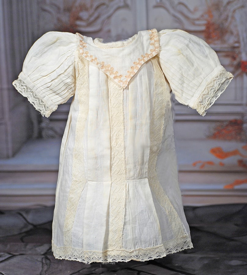 ANTIQUE WHITE COTTON CHEMISE.: ANTIQUE WHITE COTTON CHEMISE. Fine white cotton fabric made up in chemise with rounded neckline and collar with decorative embroidery detail, vertical lace trim accenting the skirt, puffed and pleated