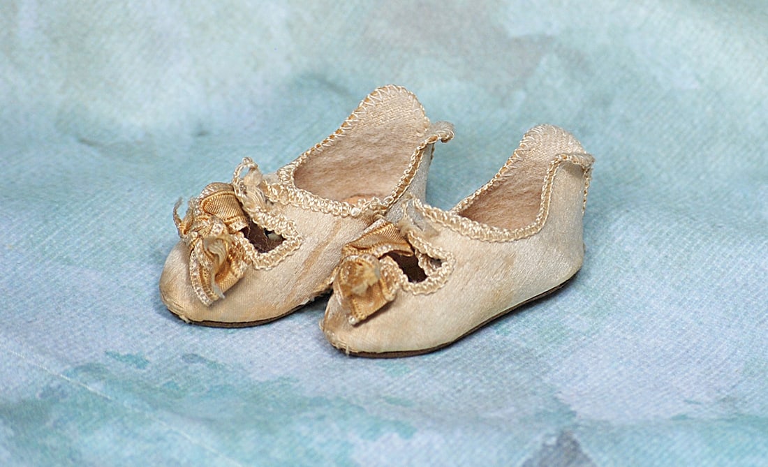.  PAIR OF SMALL BEBE JUMEAU DOLL SHOES. (1 of 1)