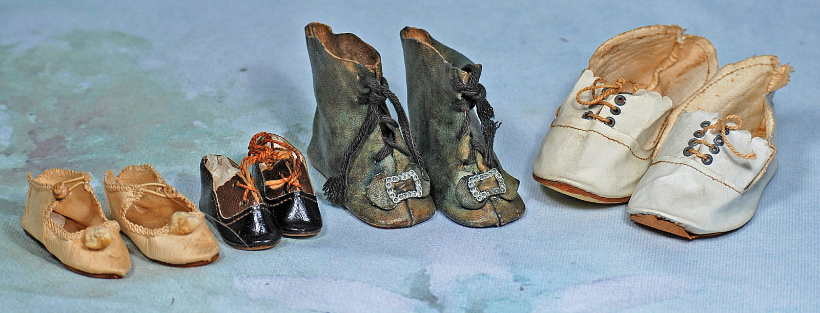 ASSORTED ANTIQUE DOLL SHOES. (1 of 1)