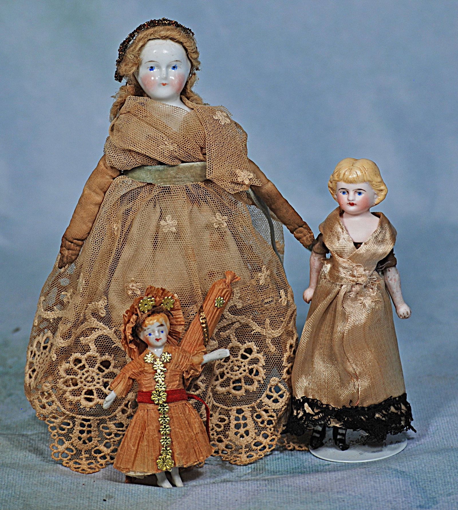 TINY PORCELAIN BEIDERMEIR LADY AND TWO DOLL HOUSE DOLLS. (1 of 1)