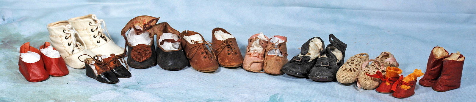 GROUP OF OLD DOLL SHOES. (1 of 1)