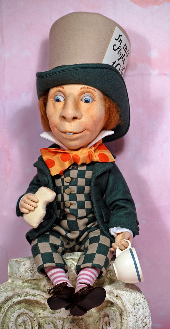 R. JOHN WRIGHT “THE MAD HATTER” FROM THE ALICE IN WONDERLAND SERIES. 18”: R. JOHN WRIGHT “THE MAD HATTER” FROM THE ALICE IN WONDERLAND SERIES. 18” including hat. All-felt doll with over-sized head and top hat, very characterized face, painted blue eyes, tw