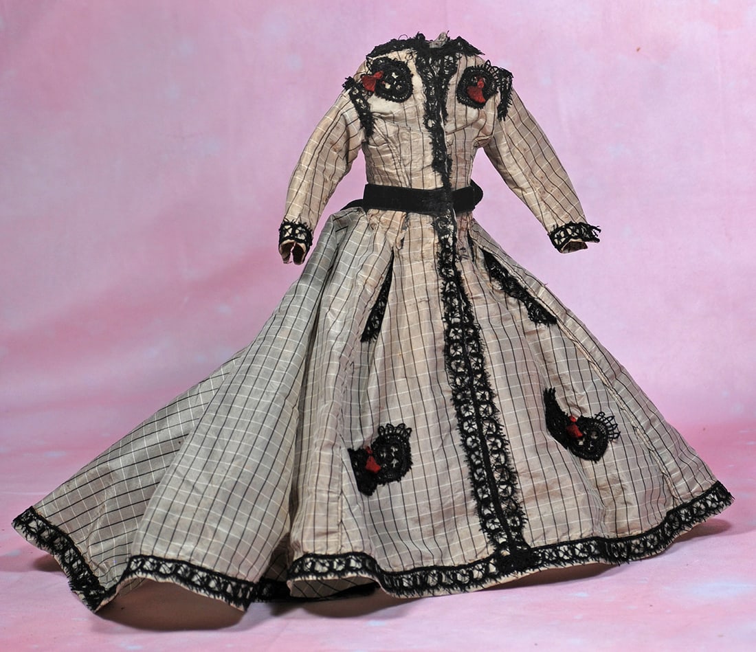 BEAUTIFUL SILK FASHION GOWN.  Fine pale gray patterned silk gown has fitted bodice, long sleeves, (1 of 1)