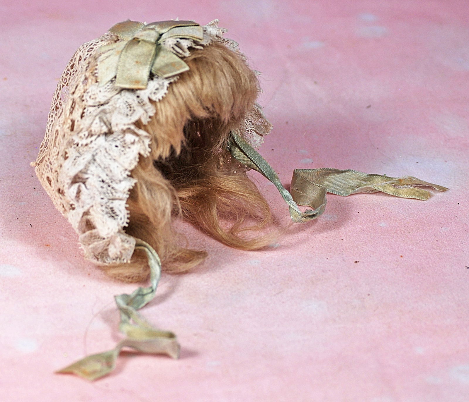 ANTIQUE BLONDE MOHAIR WIG AND LACE BONNET. (1 of 1)