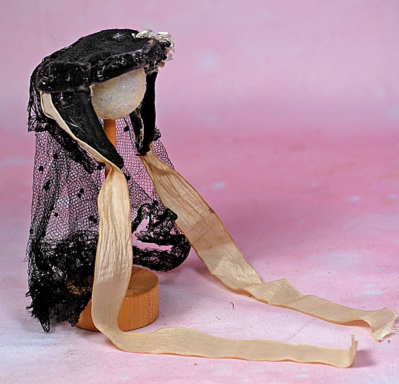 EARLY ANTIQUE BONNET FOR FASHION DOLL. (1 of 1)
