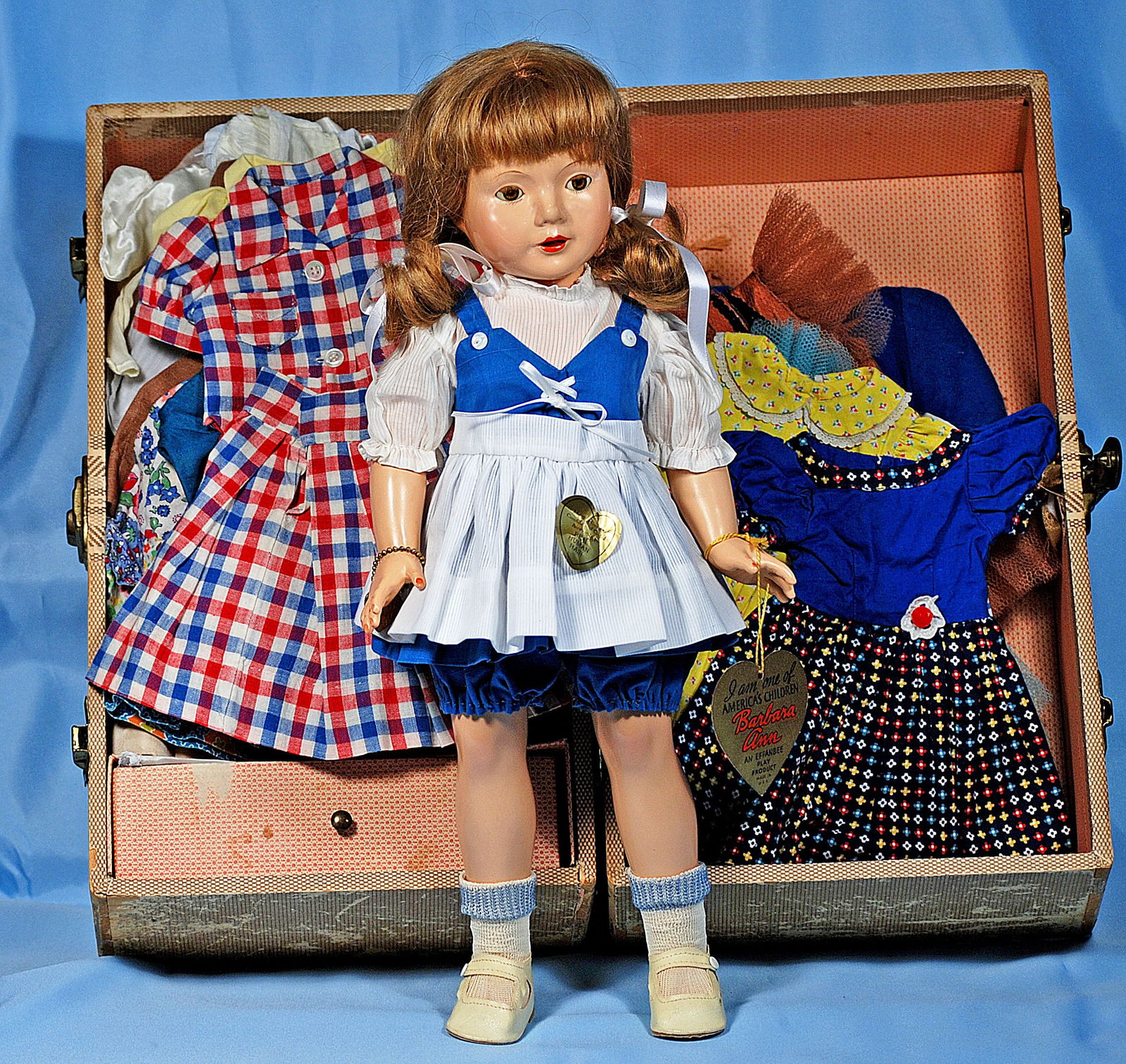 EFFANBEE DEWEES COCHRAN “BARBARA ANN” WITH TRUNK AND WARDROBE.: 142. EFFANBEE DEWEES COCHRAN “BARBARA ANN” WITH TRUNK AND WARDROBE. 18”. Marks: Effanbee Anne Shirley. Composition socket head, five-piece jointed body, brown sleep eyes, upper lashes, p